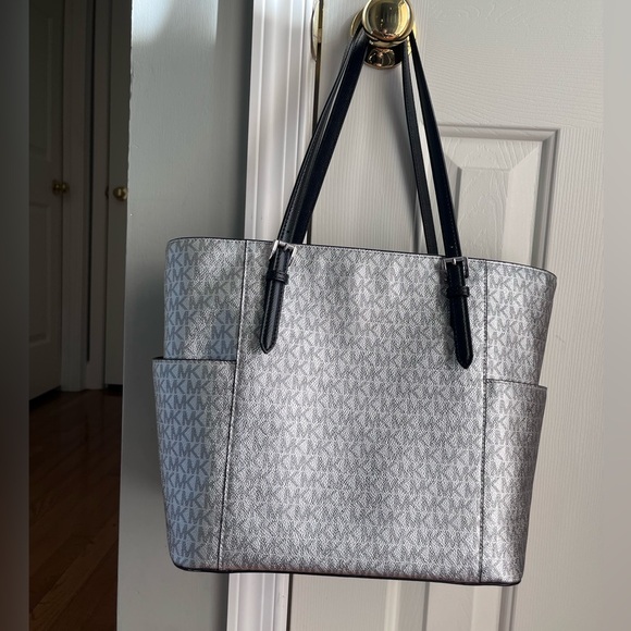 🖤Michael Kors Silver Tote Bag🖤 - Picture 16 of 16